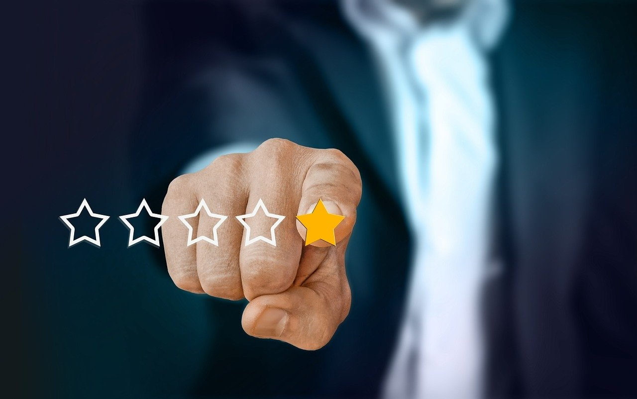 A person in a suit points to a star rating graphic, highlighting the third star in yellow while the others remain white.