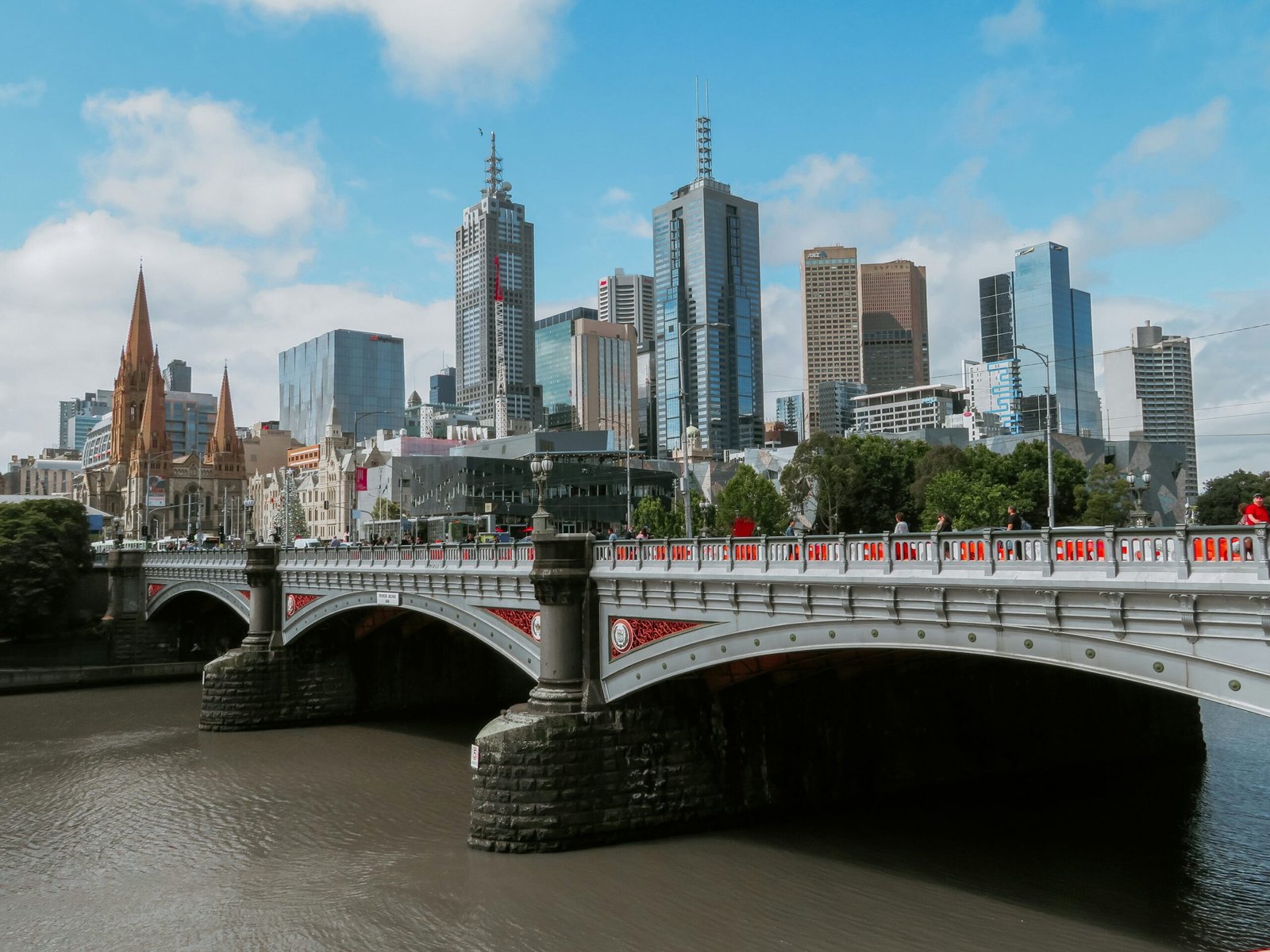 Melbourne city skyline and Yarra River bridge symbolizing business reputation recovery and online brand management services in Melbourne
